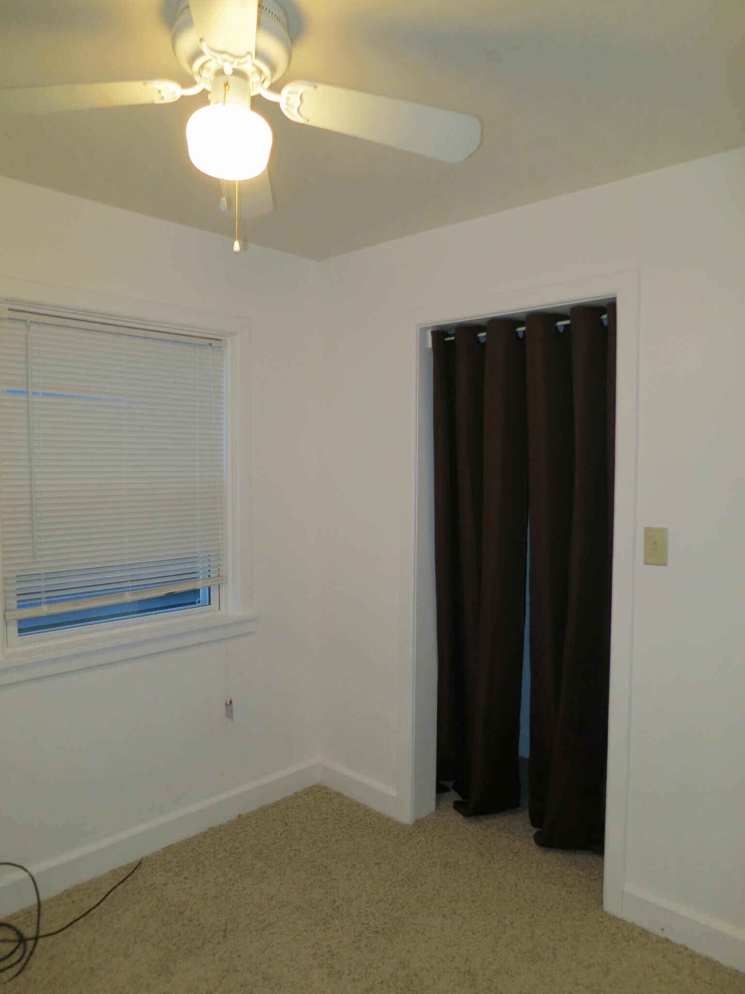 Small bedroom 204 - 204 E 4th St