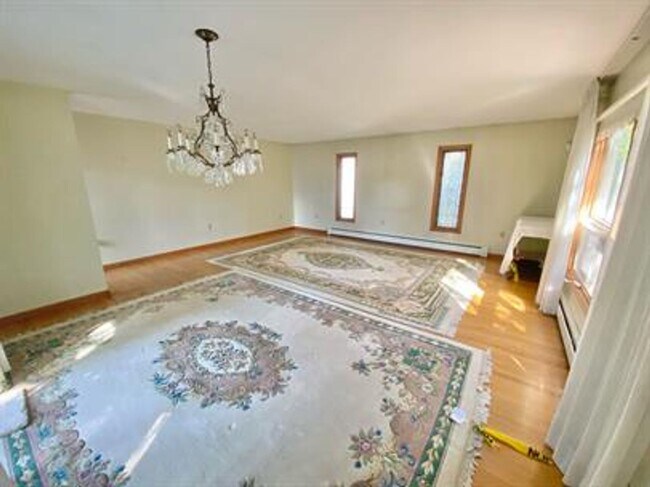 Building Photo - 5 Bedroom Home in Essex Junction!