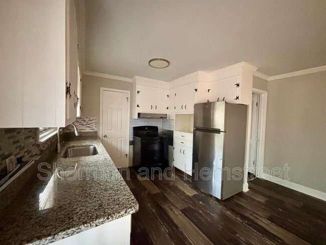 Building Photo - 2817 Meadowbrook Dr