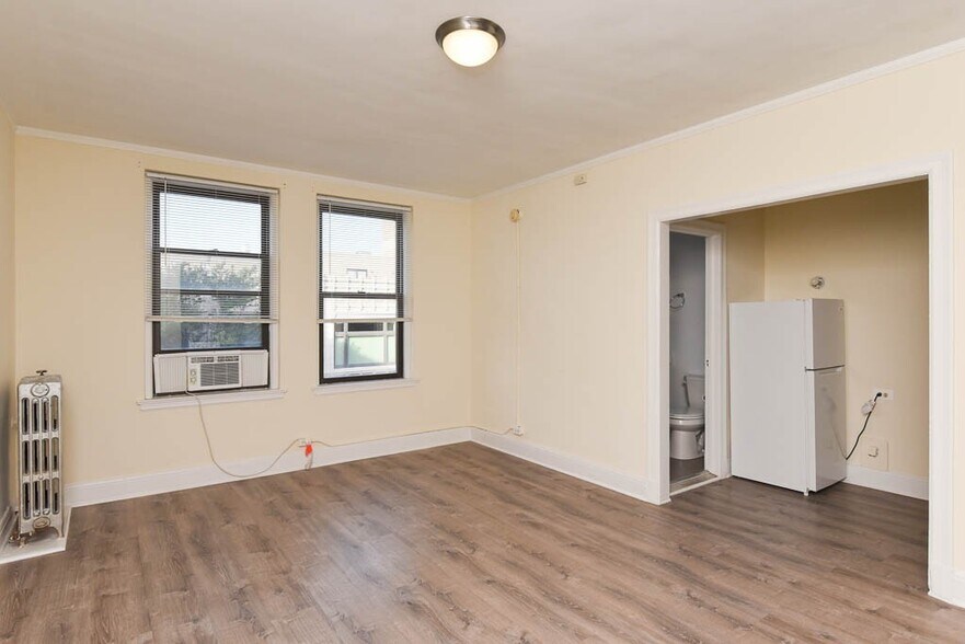 Building Photo - 3327 W Diversey Ave