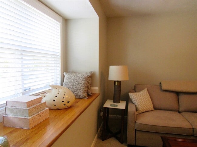 Building Photo - 45 Harbor Hill Dr
