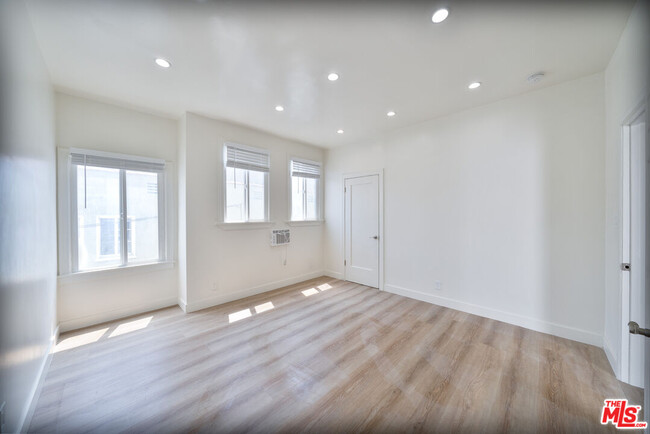 Building Photo - 132 S Kenmore Ave
