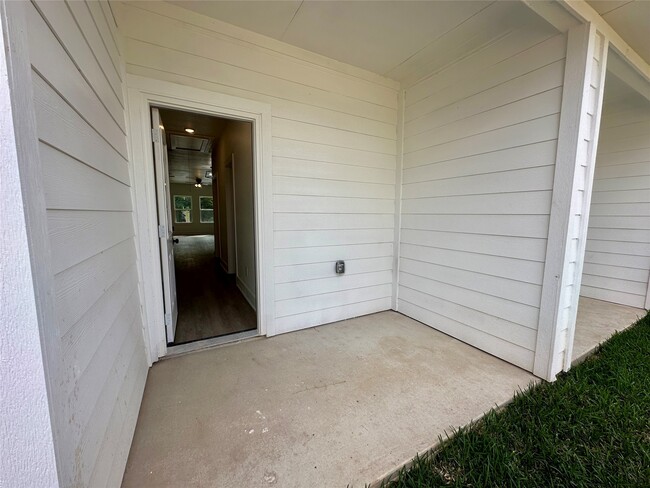 Building Photo - 243 Broadhurst Dr