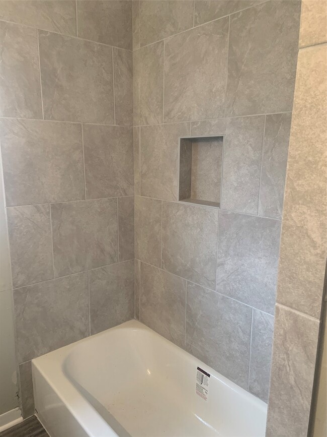 Building Photo - 308 Circle Dr