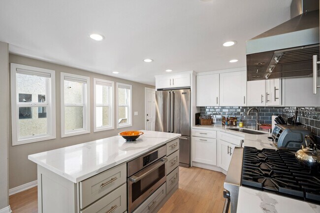 Building Photo - 5 Bedroom + 4 Bathroom Home  | Ocean Opulence | Furnished Monthly Rental
