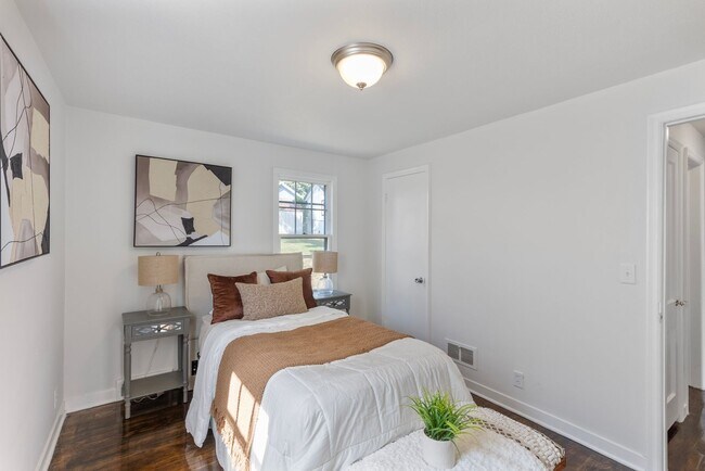 Building Photo - Benson Beauty!