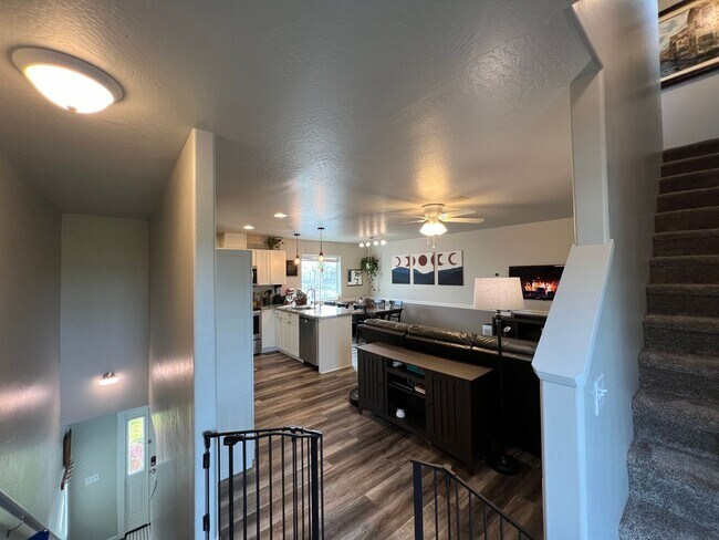 Building Photo - Cozy & Spacious Townhome for Rent