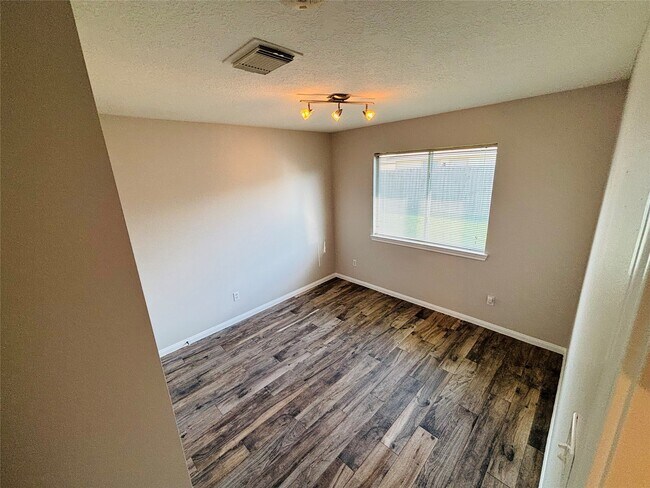 Building Photo - 17227 Lilac Vale Ct