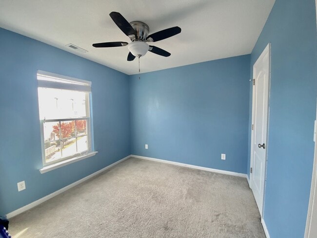 Building Photo - 4BD/3.5BA Gorgeous End Unit Townhouse with...