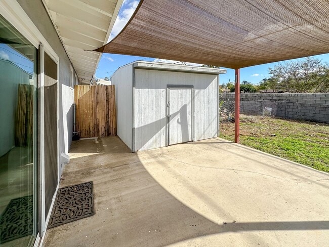 Building Photo - CUTE CONDO IN A DUPLEX W/ LARGE BACKYARD AVAILABLE FOR RENT!