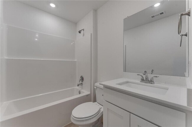 Building Photo - 981 PEBBLE Dr