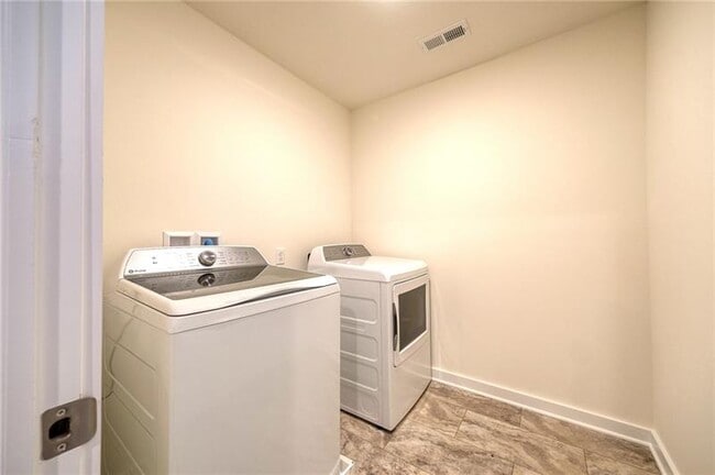 Building Photo - 123 Foxhound Dr