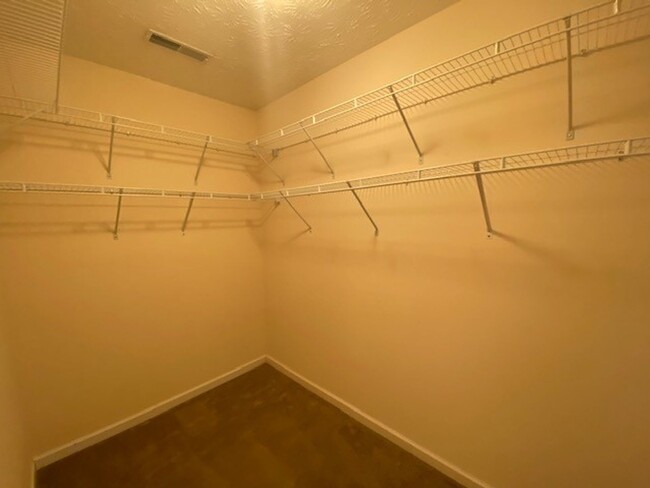 Building Photo - Move In Ready!!