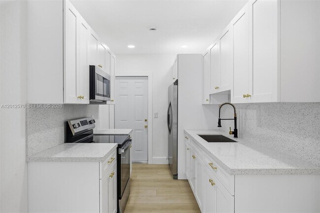 Building Photo - 461 Plover Ave