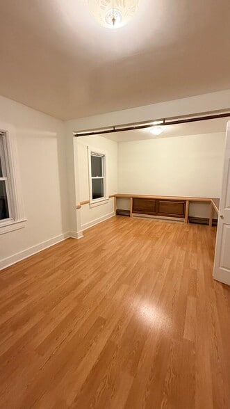 Building Photo - 11 Saratoga Ave