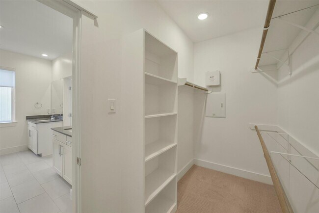 Building Photo - 760 W Donovan St