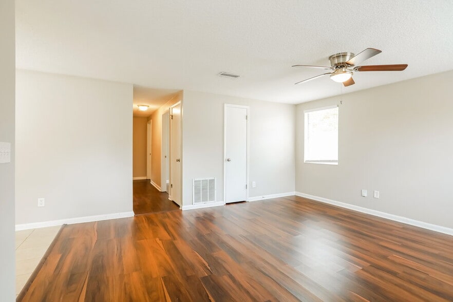 Building Photo - 2834 Tanglewood Blvd