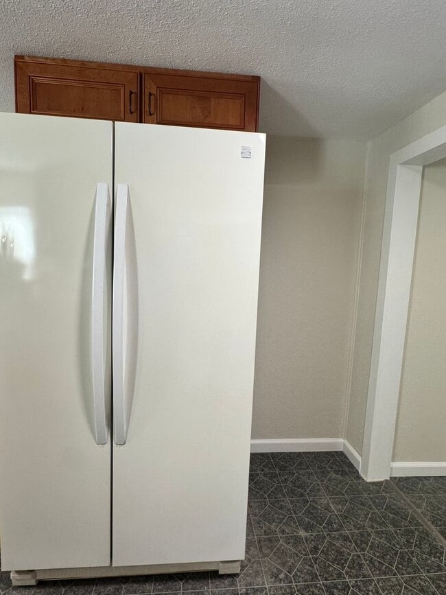 Building Photo - Selah remodeled 1 br, 1 ba home with washer/dryer hookup!