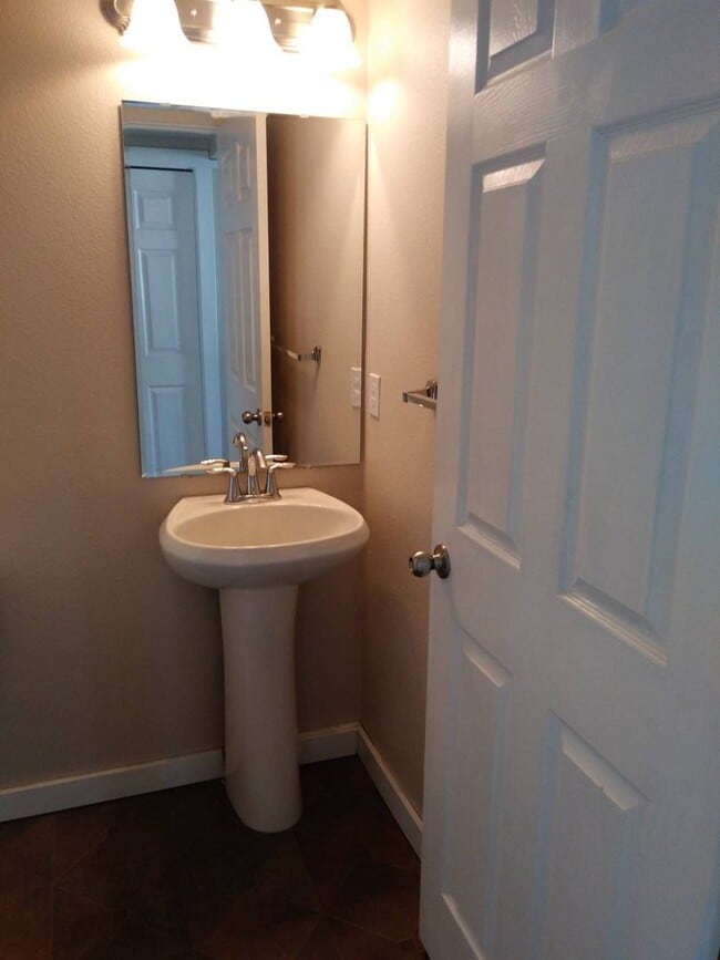 Building Photo - Beautiful 3 bedroom 2.5 bath CDA Home for ...