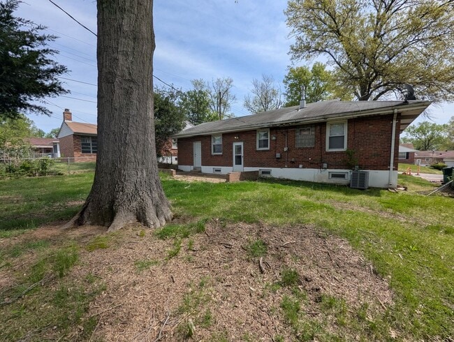 Building Photo - Your Perfect Home Awaits — Cozy, Updated, ...