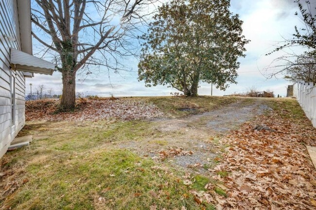 Building Photo - 818 5th St