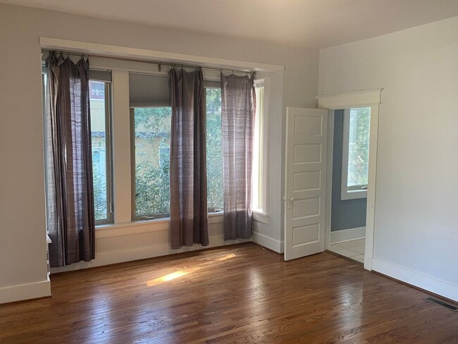 Building Photo - Vanderbilt Place - Wonderful Location 3 bedrooms/3 1/2 baths