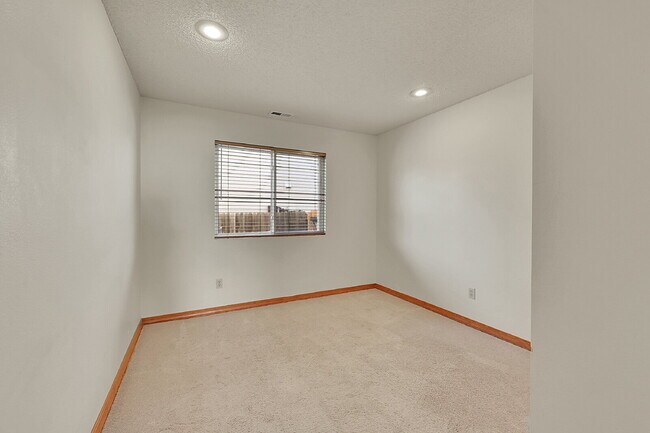 Building Photo - $2,395.00 - 4 Bedrooms, 3.5 Bathrooms, Sin...