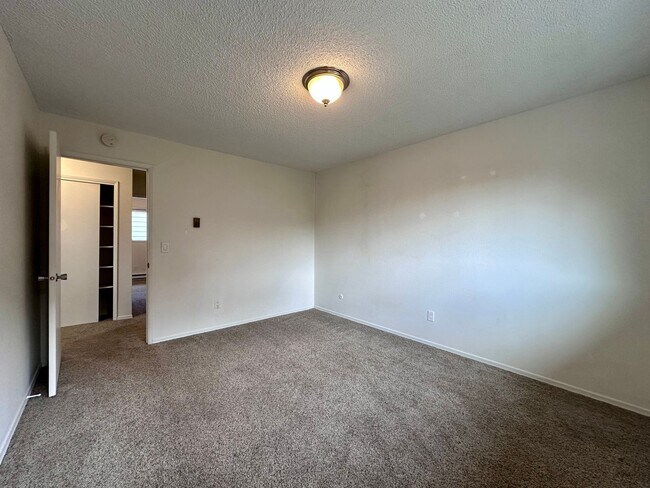 Building Photo - Charming 2-Bedroom Townhome in Sullivan's ...