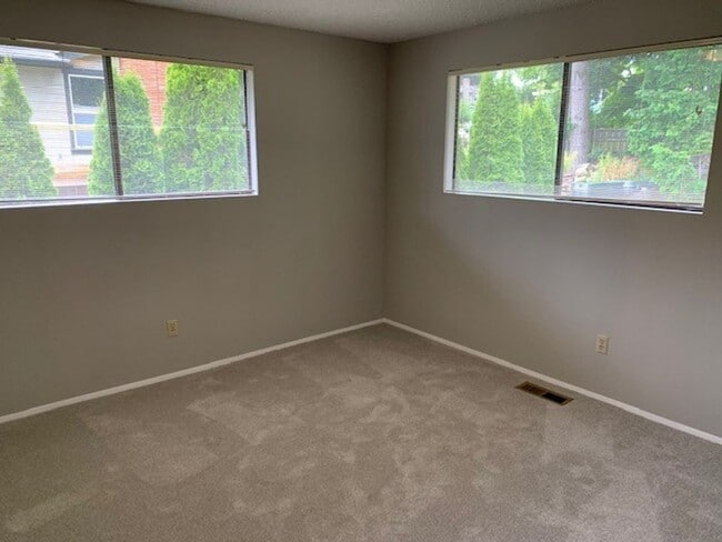 Building Photo - Kenmore House / RENT SPECIAL