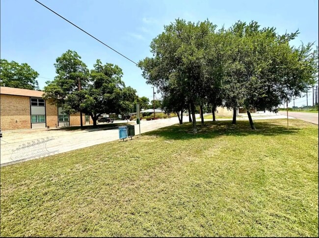 Building Photo - 336 Victor St