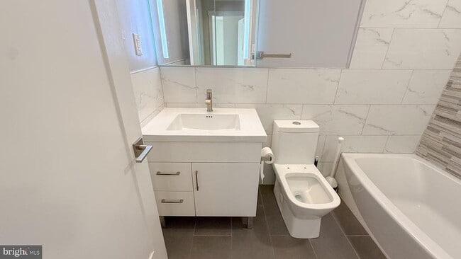 Building Photo - 10 Cedarbrook Dr