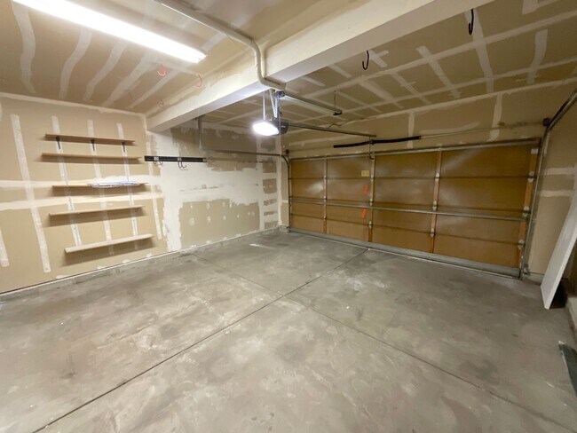 Building Photo - 4 Bedroom Home Available Near Constitution...