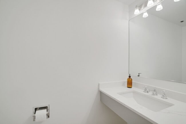 Building Photo - 1600 N Oak St