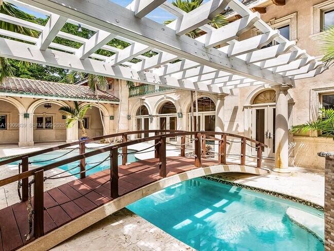 Building Photo - 3504 Banyan Cir