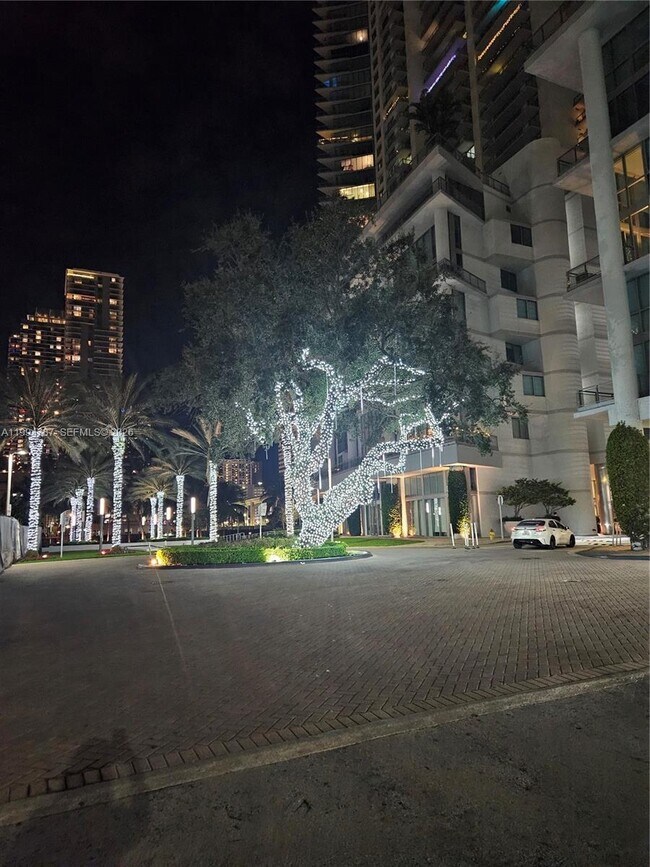 Building Photo - 350 S Miami Ave