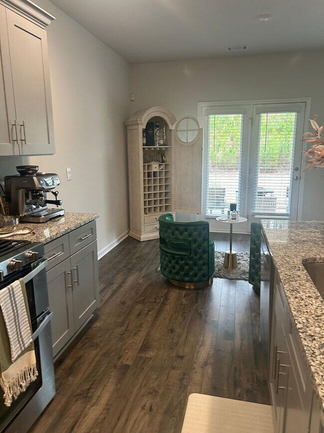 Building Photo - Beautiful 5 bedroom 2.5 bathroom new construction home