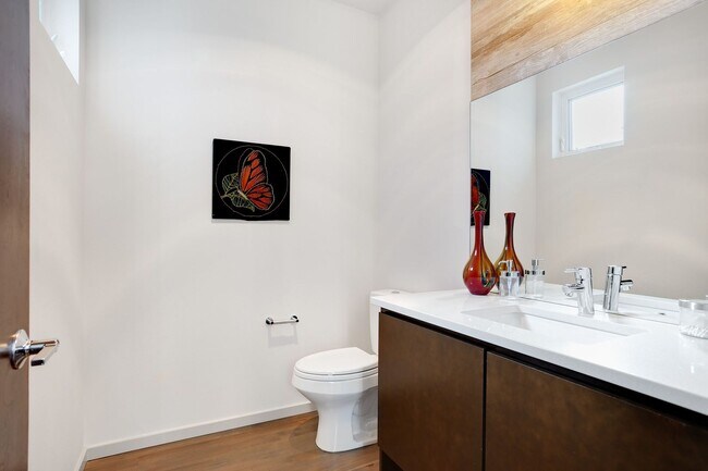 Building Photo - Lovely Ravenna 3bdrm/2.5 bath detached townhome  with 2 parking spaces.  - Available 8/1