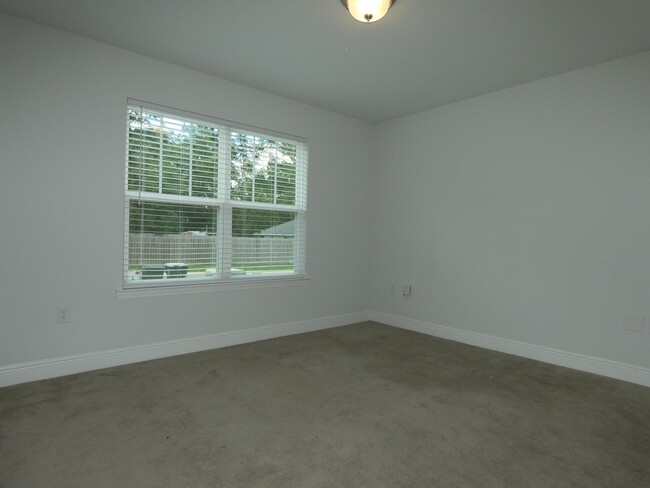 Building Photo - Prime Pensacola Location