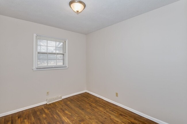 Building Photo - 2 Bedroom Duplex with Basement