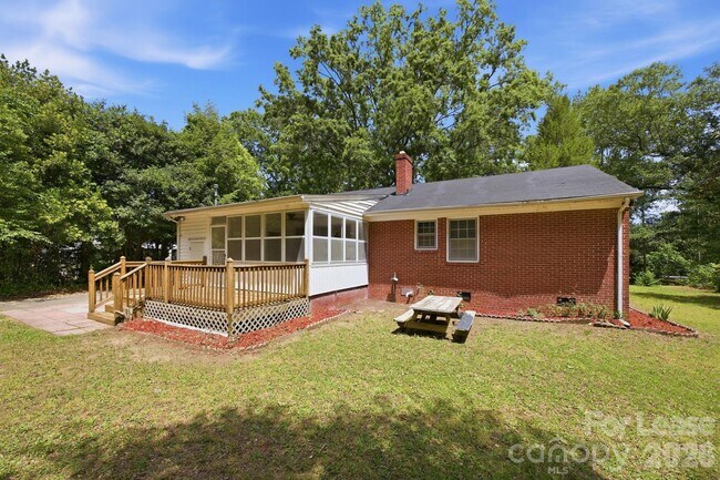 Building Photo - 631 Townsend Ave