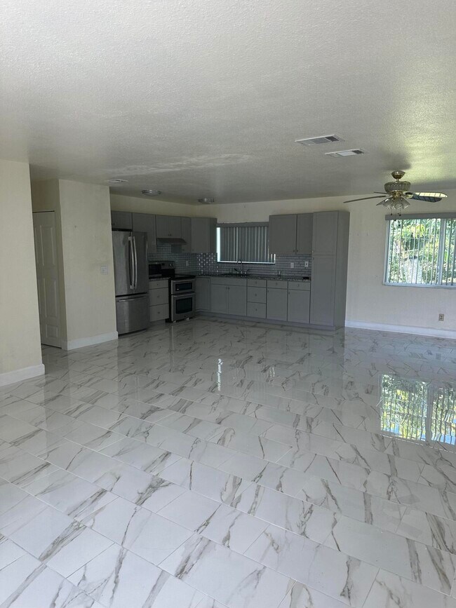 Building Photo - 1592 SE Burning Ct