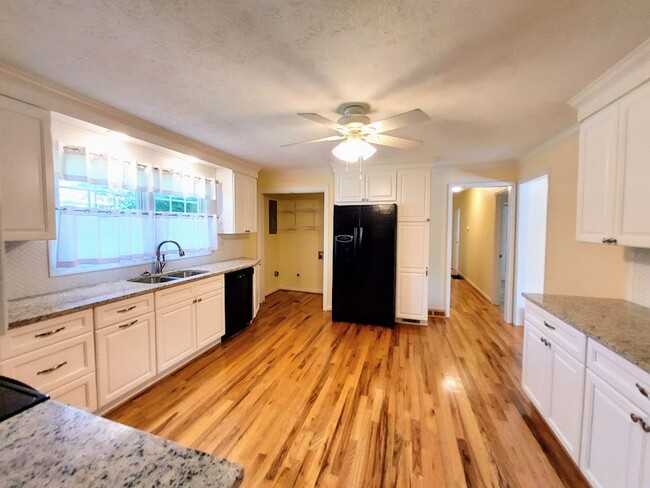 Building Photo - 3 Bedroom Brick Home