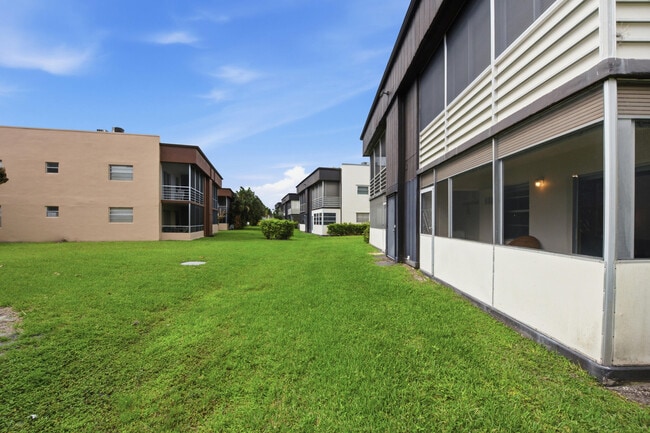 Building Photo - 441 Burgundy N