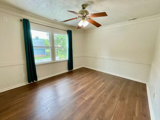 Building Photo - Spacious 6-Bedroom Gem In Fayetteville!