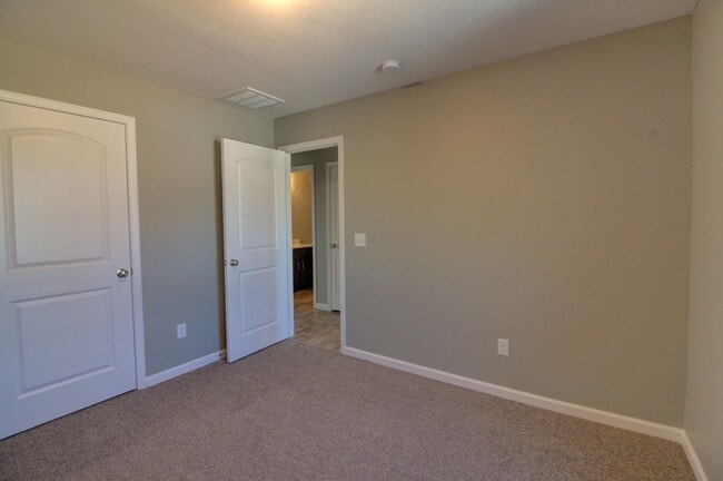 Building Photo - 3 Car Garage in Nixa!