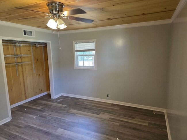 Building Photo - 3 Bed 2 Bath Brick Home Newly Renovated