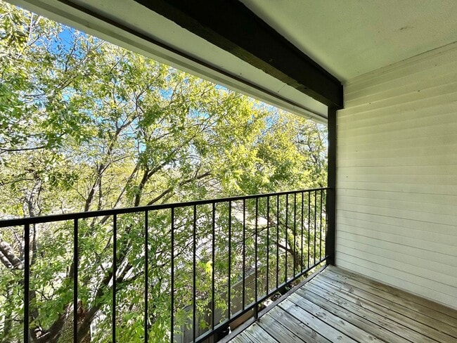 Building Photo - Stylish Top-Floor North Austin Condo Near 2222 & Minutes to Downtown