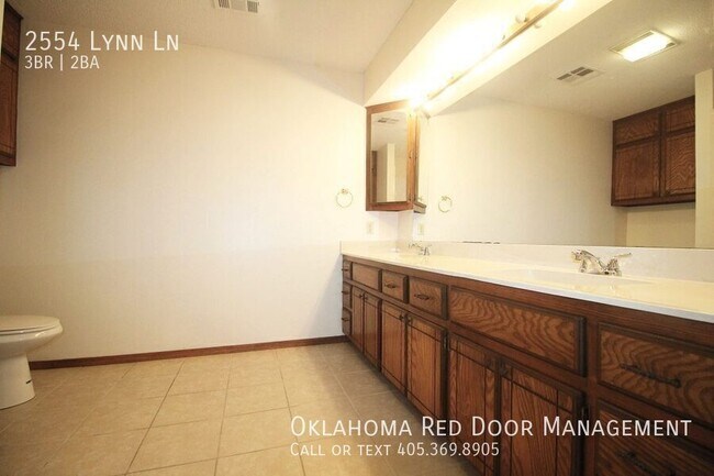 Building Photo - 2554 Lynn Ln