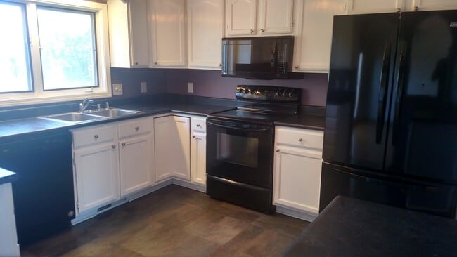 Building Photo - 3+ Bedroom 2.5 Bathroom 2 Car Garage Home ...