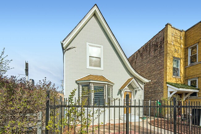 Building Photo - 3147 N Spaulding Ave